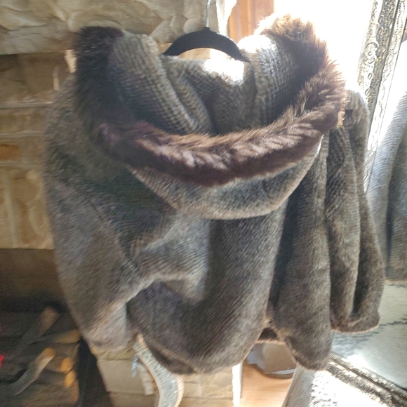 Gallery faux fur snake hooded bomber jacket woman's or unisex small - Picture 3 of 9